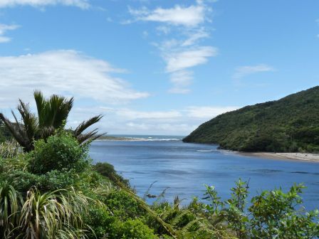 Embouchure de la Heaphy River dans la mer de Tasmanie et qui marque la fin de la troisieme journee