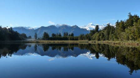 Reflet parfait des Mounts Cook a droite et Tasman a gauche
