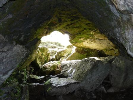 Une grotte a explorer soi-meme apres Manapouri