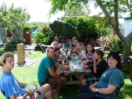 Noel estival avec le tradionnel barbec' a Kiwiana avec Jules, la proprio, au premier plan et d'autres residents