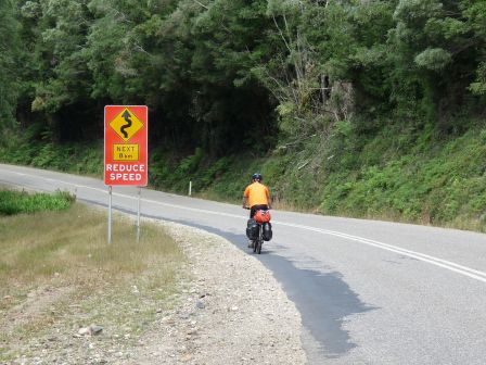 James, compagnon de route australien, et respectueux du code de la route : pas de delinquance routiere en velo !!! Nous aussi on reduit la vitesse : 5km/h en montee, dur dur !!!!