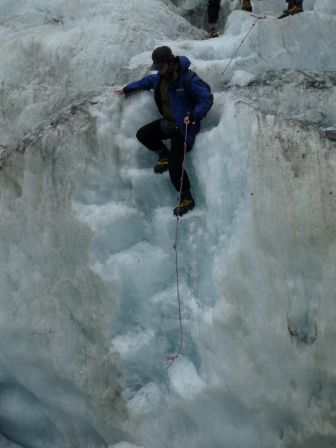 Anne en equilibre sur une echelle de glace, passage de crevasses