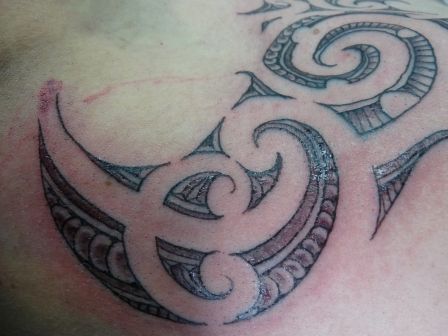 Super tatouage maori de Lea sur son epaule / poitrine